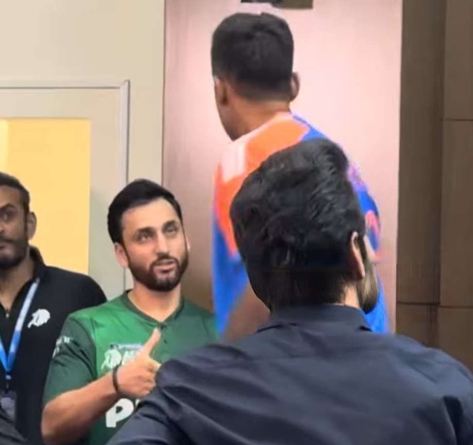 भारतीय कप्तान सूर्यकुमार यादव ने नहीं मिलाया पाकिस्तान के कप्तान सलमान अली आगा से हाथ: जानिए असली सच्चाई। Asia Cup 2025 के प्रेस कॉन्फ्रेंस से विडियो हो रही है वायरल